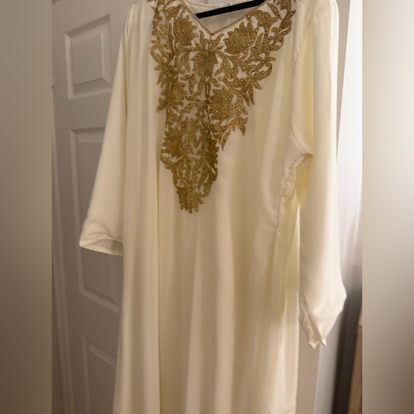 Elegant White & Gold Embroidered Abaya Dress - Picture 7 of 14